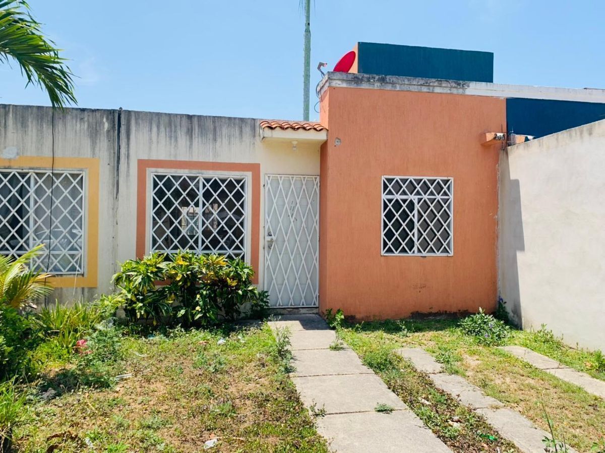 Casa en Renta con 2 Recámaras en Privada con Alberca en Playa del Carmen