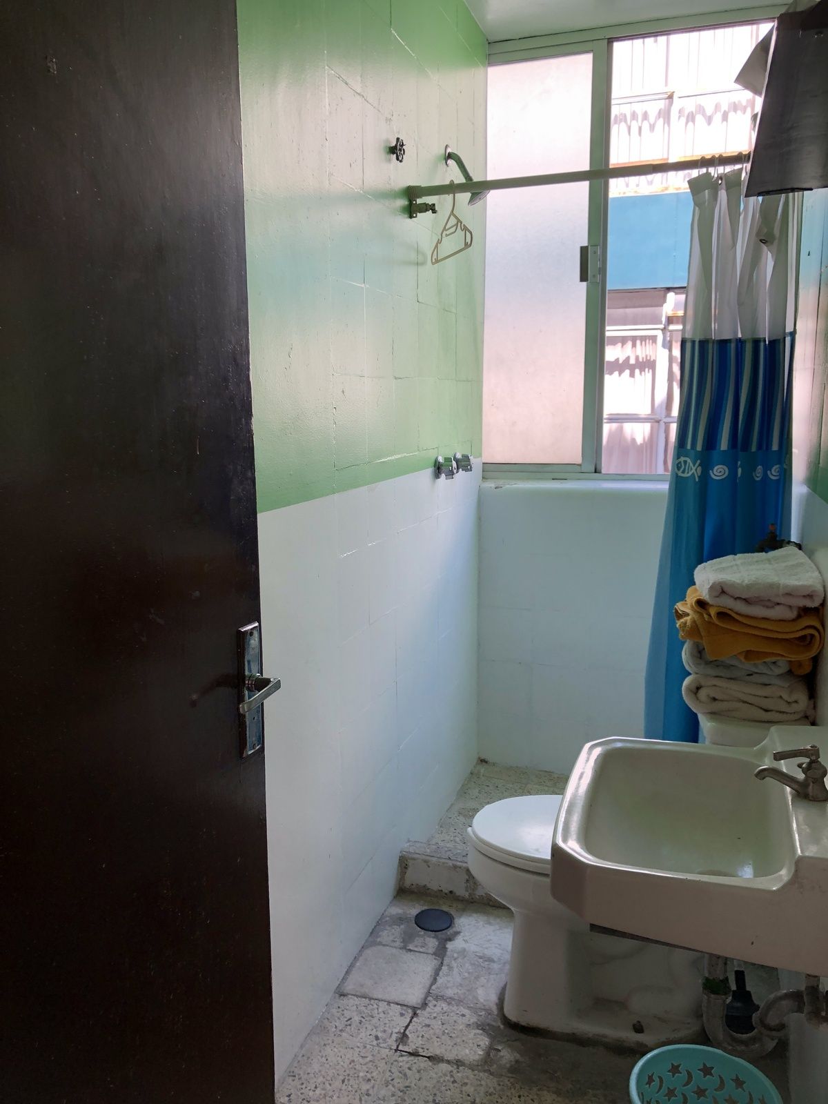 15 of 18: Baño del cuarto de servicio