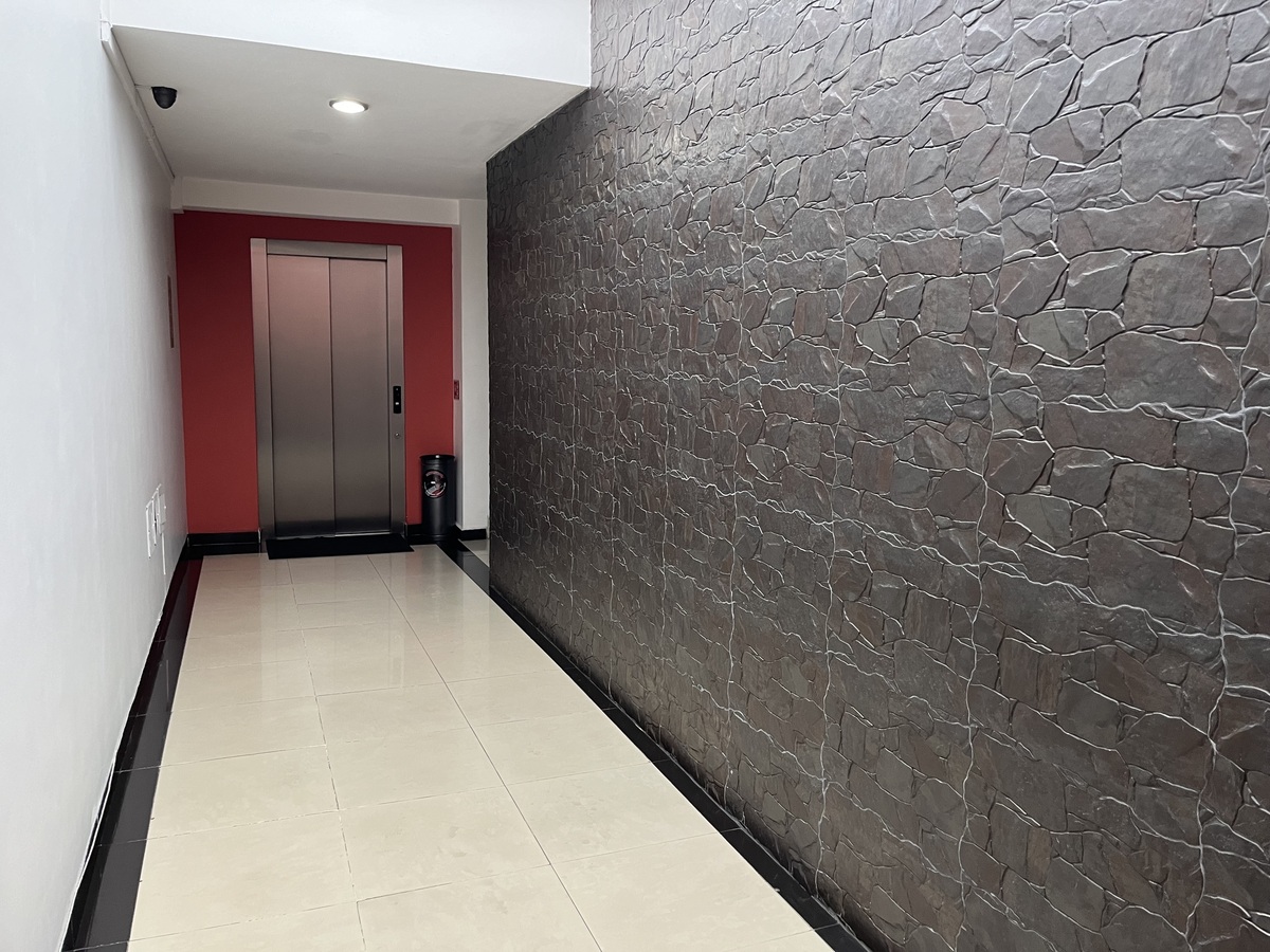 33 de 36: ELEVADOR Y PASILLO