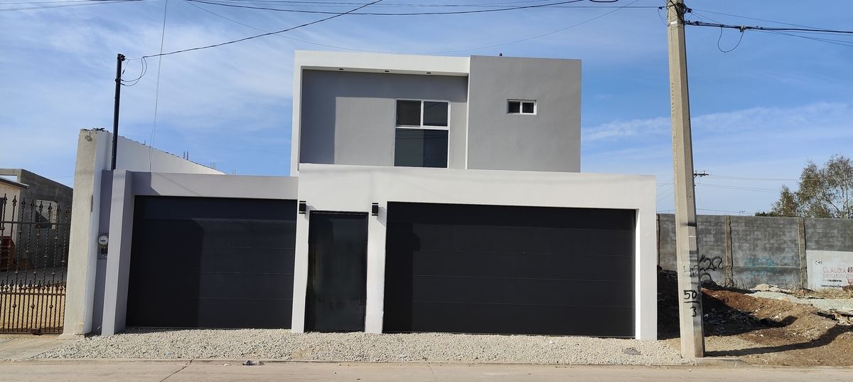 2 of 20: Fachada