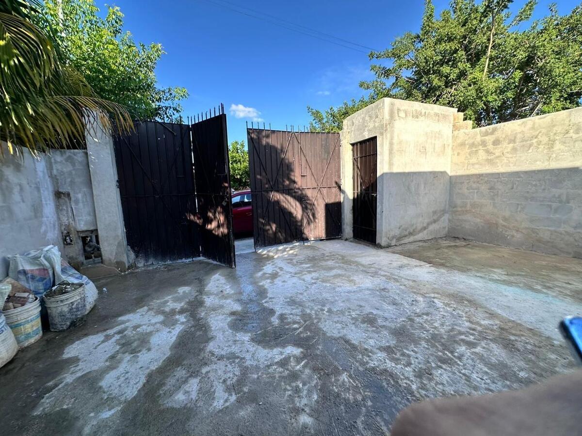 2 of 21: Terraza delantera