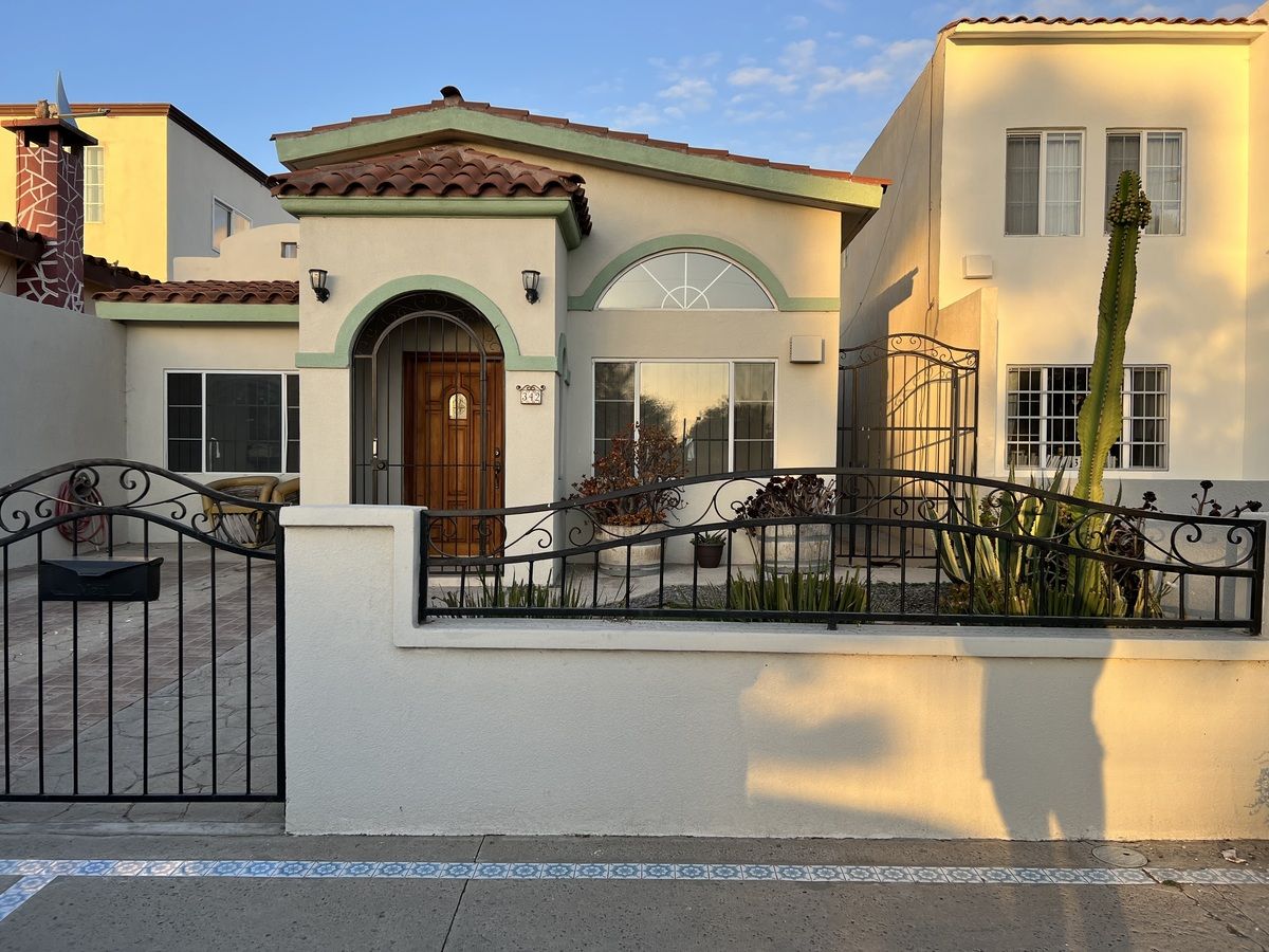 2 de 8: Frente d ella casa con estacionamiento y jardín