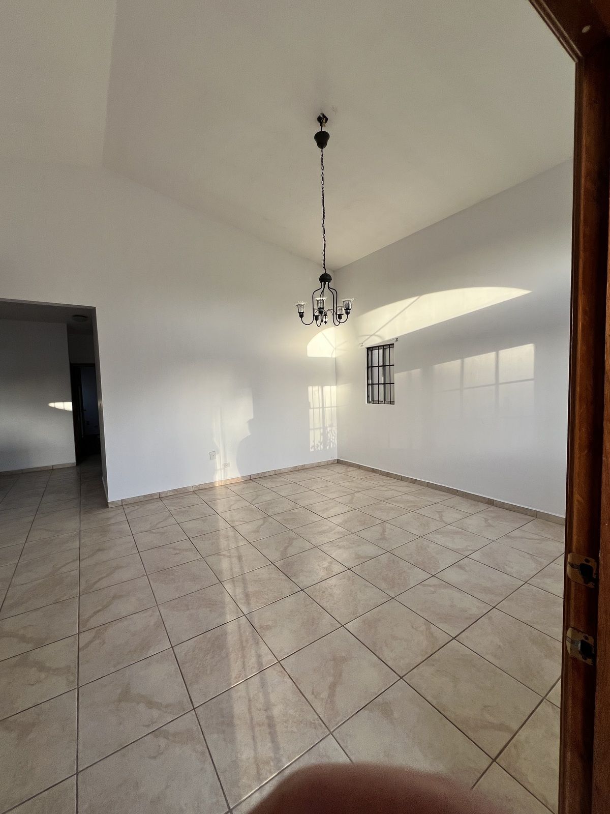 3 de 8: Sala comedor con techo altos