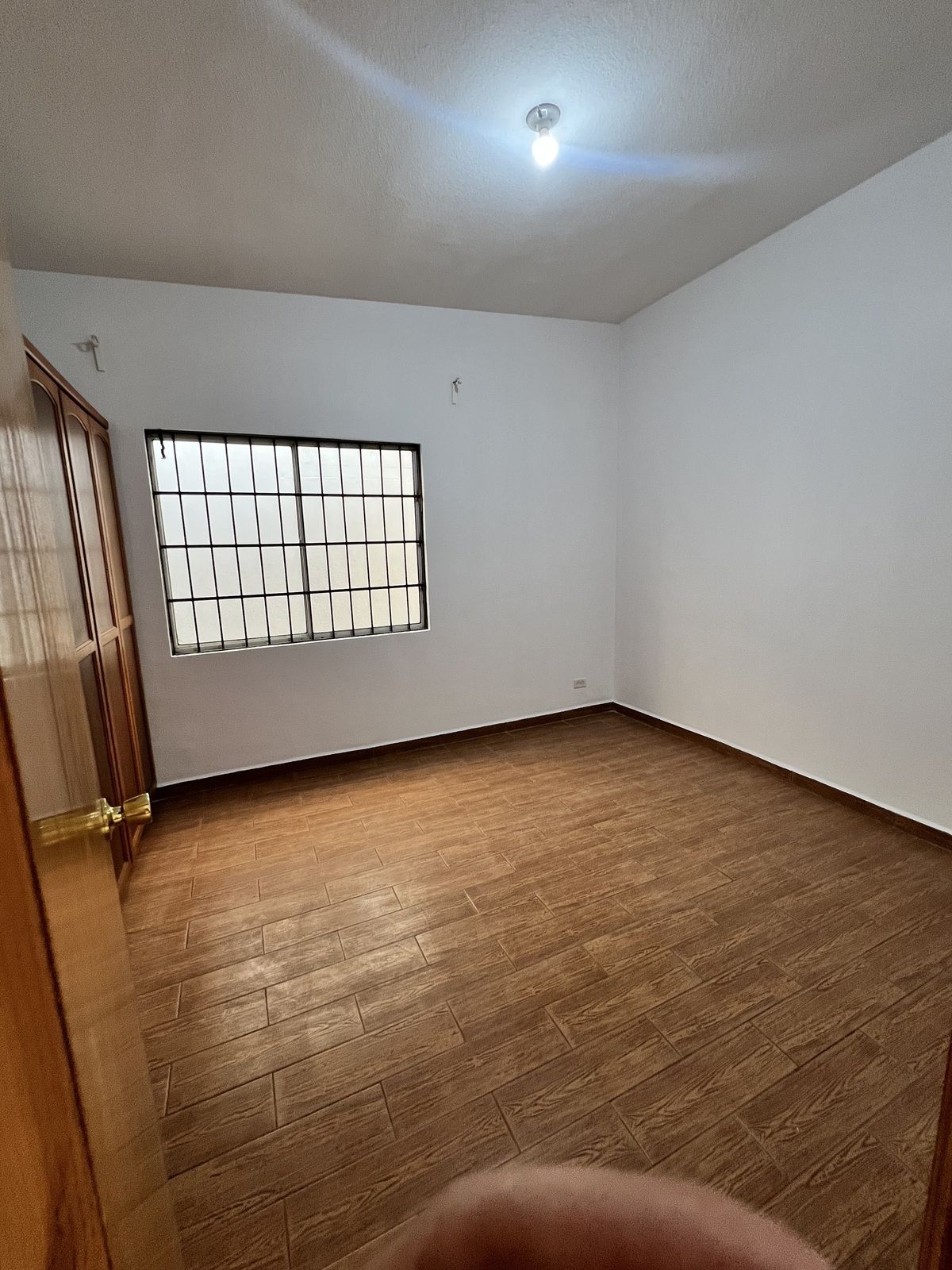 7 de 8: Recámara principal con amplios clósets