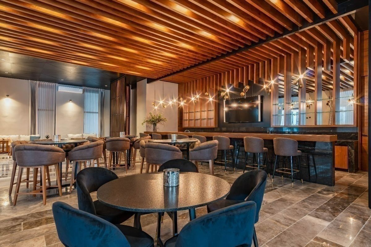 45 de 50: Restaurant / Bar