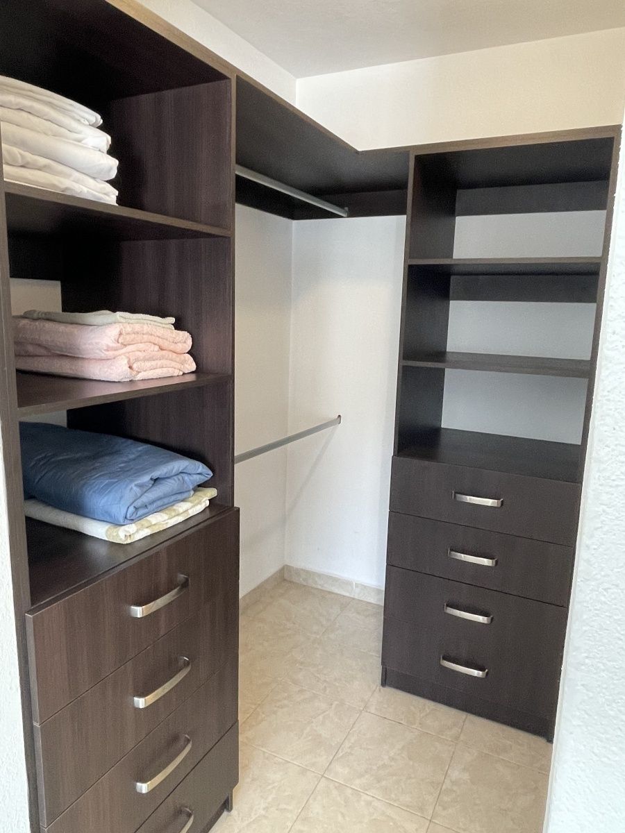 14 de 25: Vestidor habitación principal