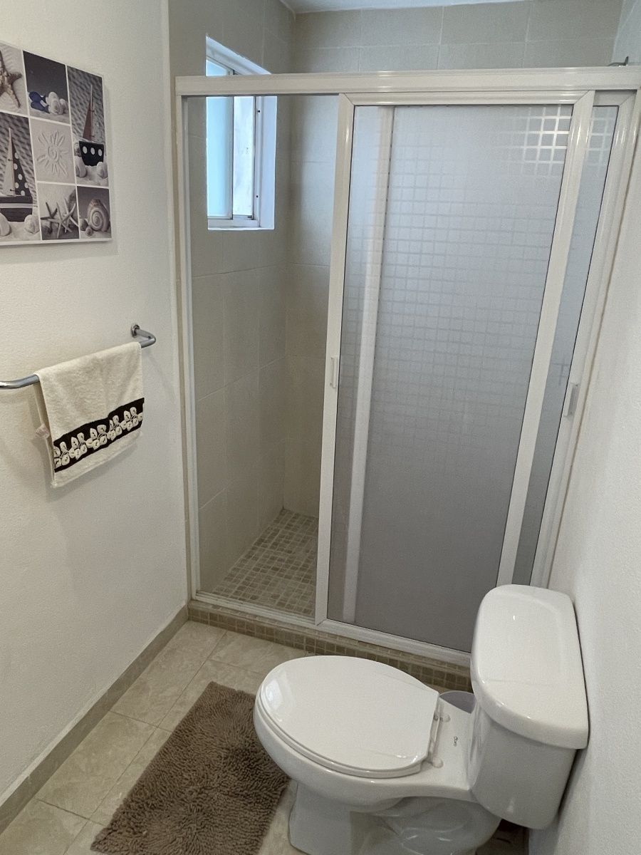 15 de 25: Baño completo habitación principal