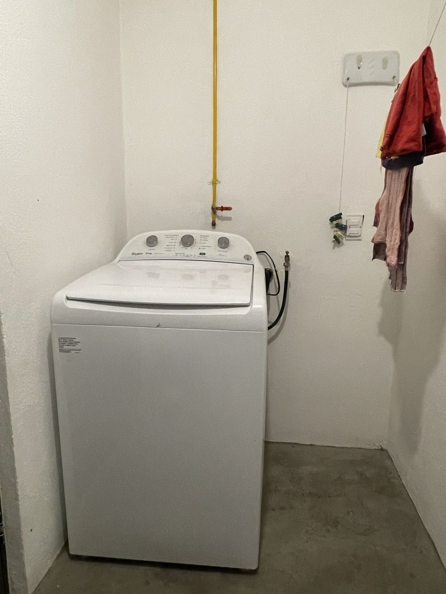 22 de 25: Area de lavado con LAVADORA Y SECADORA