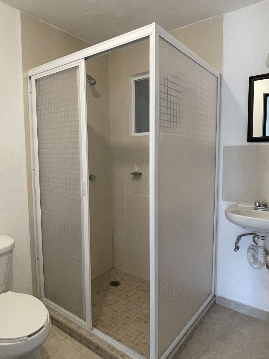 21 de 25: Baño completo de habitaciones secundarias