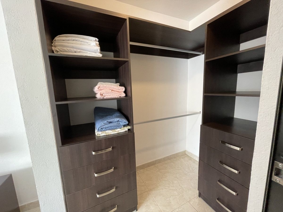 13 de 25: Vestidor habitación principal