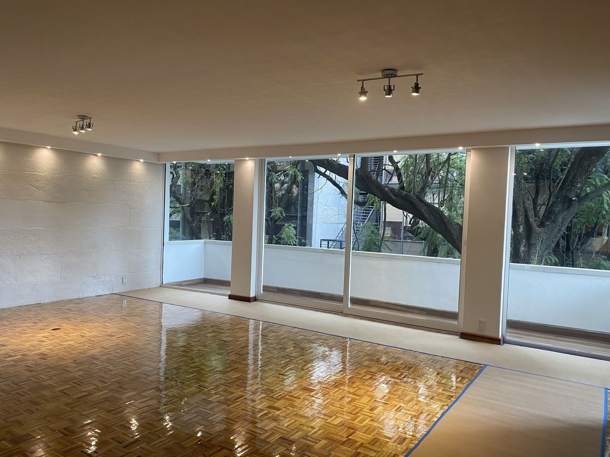 1 de 34: Amplia sala-comedor y balcón