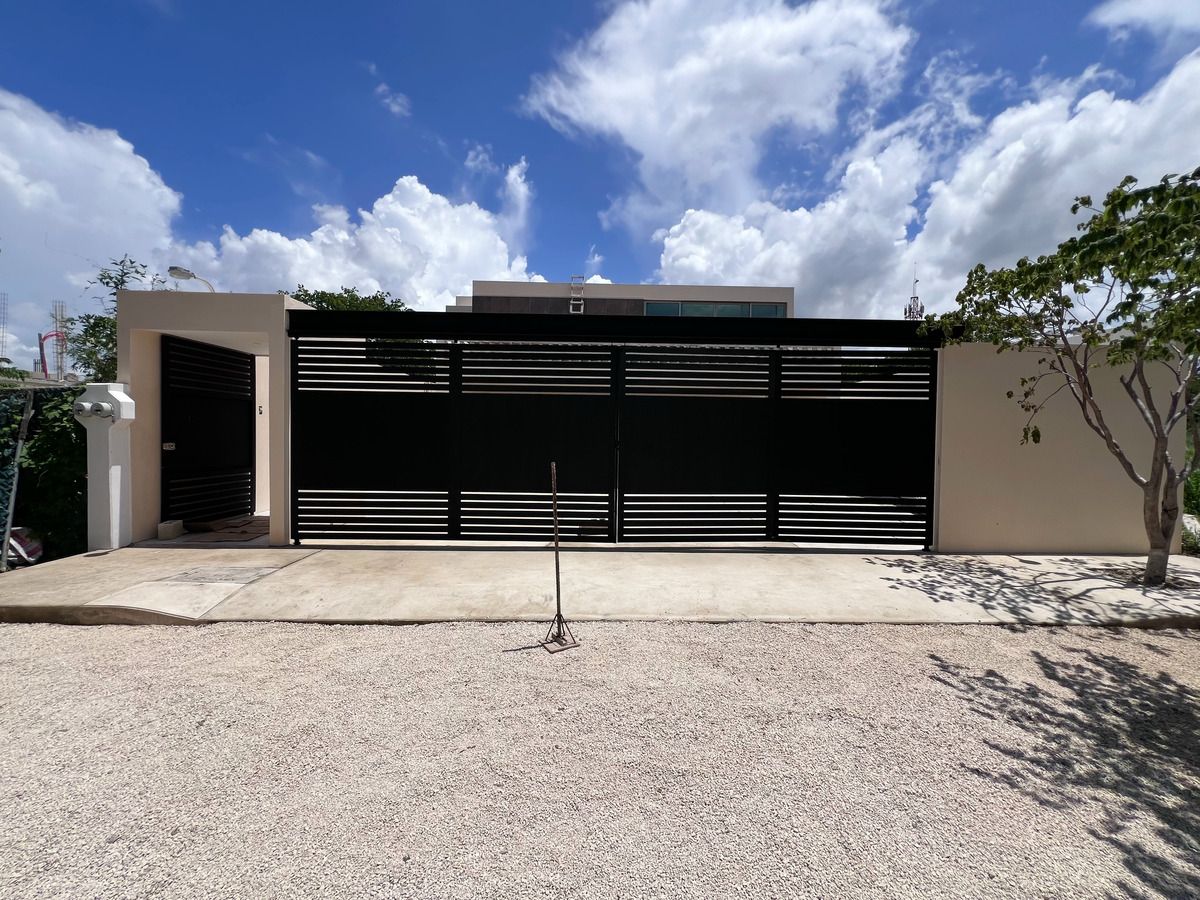 2 of 18: FACHADA (PORTÓN)