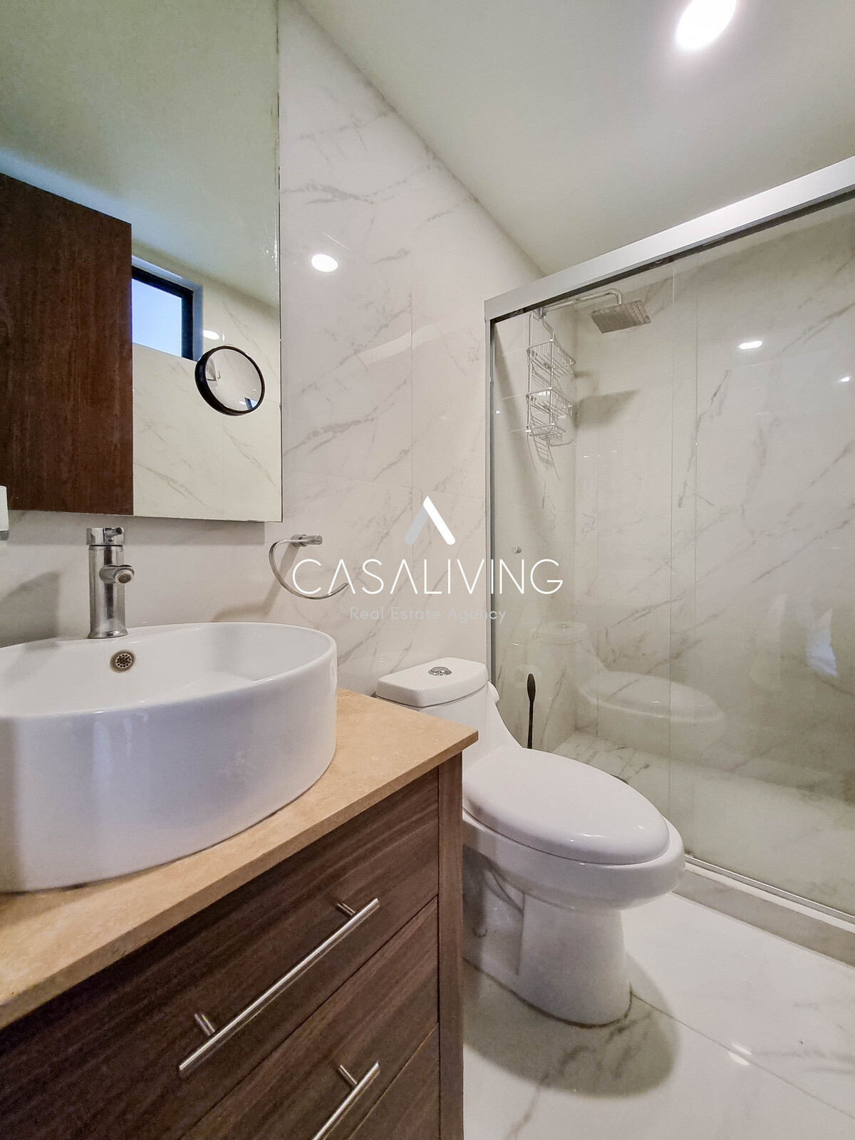 5 of 21: Baño de recámara principal