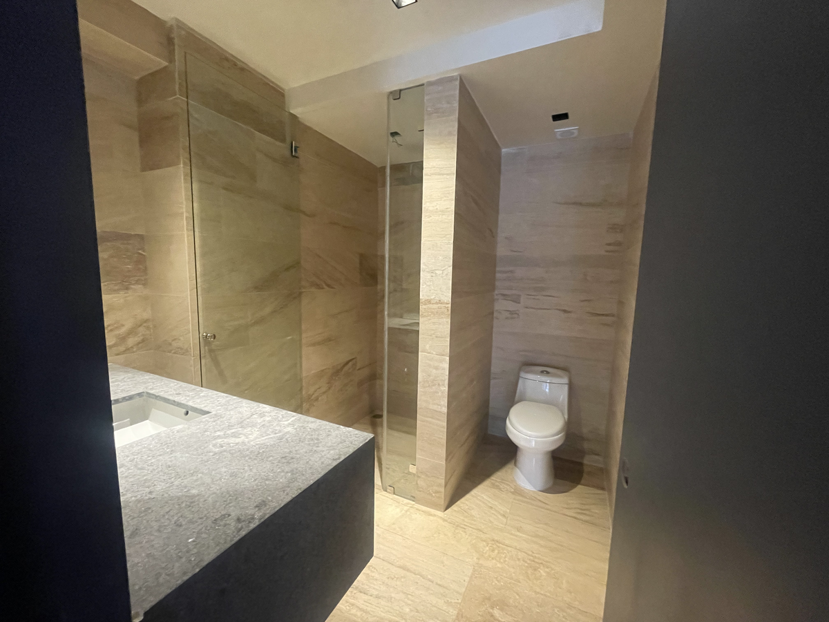 4 of 18: baño