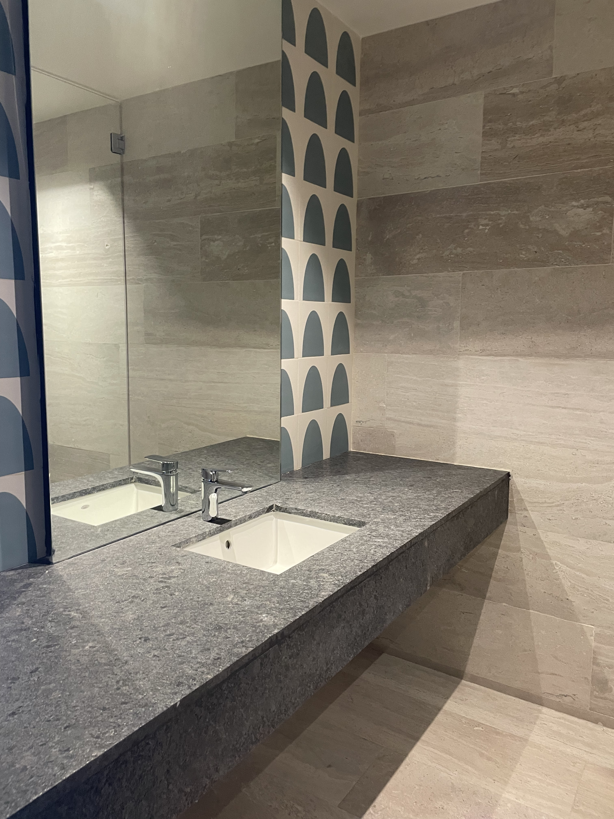 3 of 18: lavabo baño