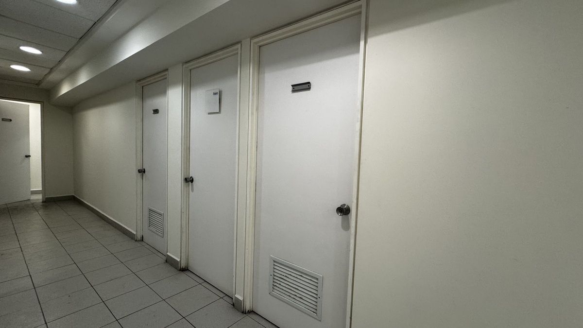 Baños de mujeres y hombres