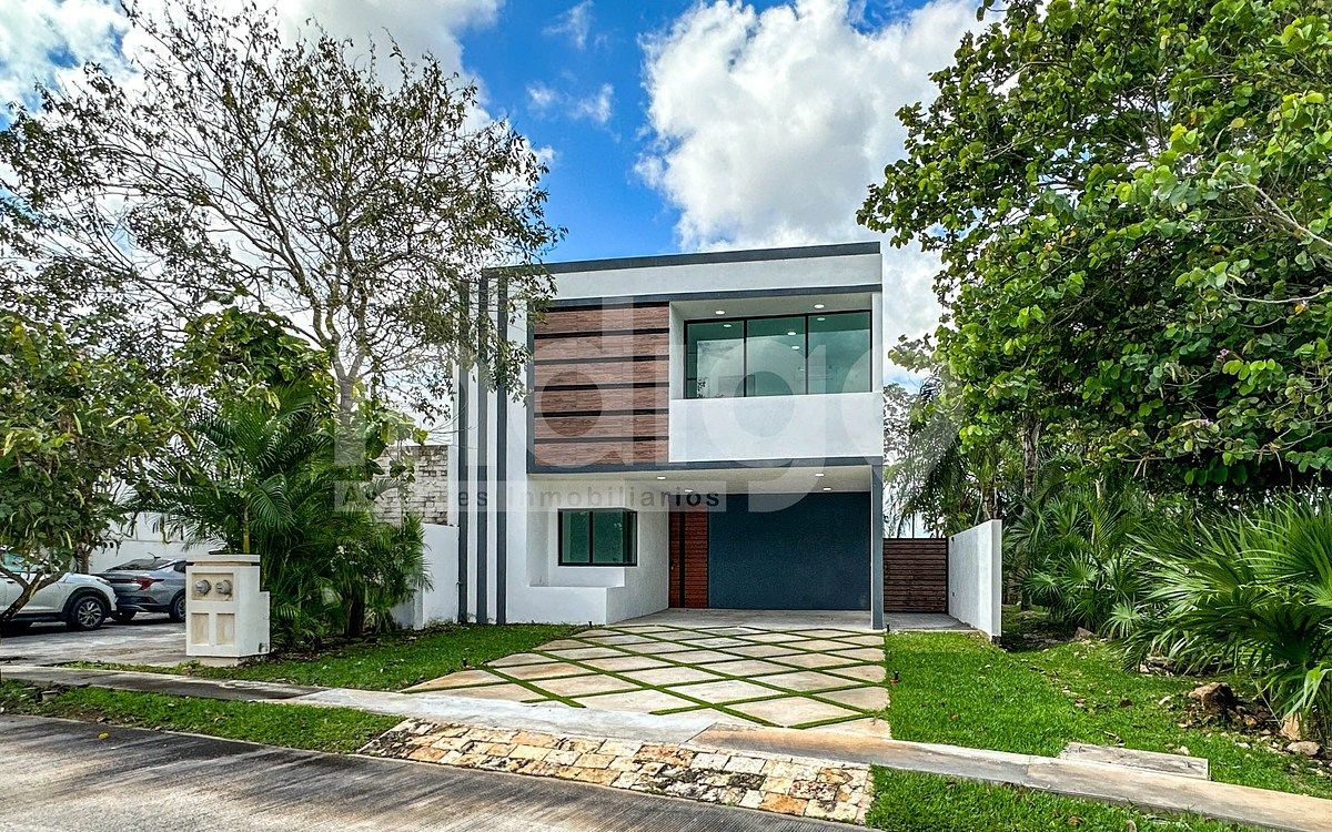 Casa en Venta en Mérida en Privada Parque Central, Sitpach