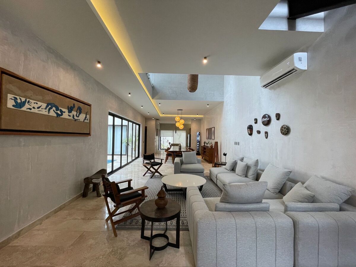 2 de 38: Sala con techos doble altura