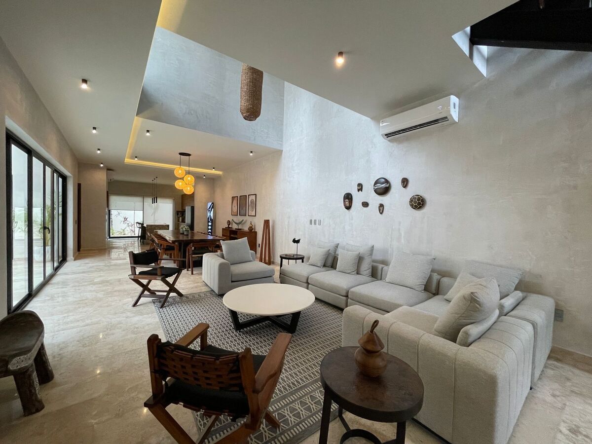 10 de 38: Sala con techos doble altura