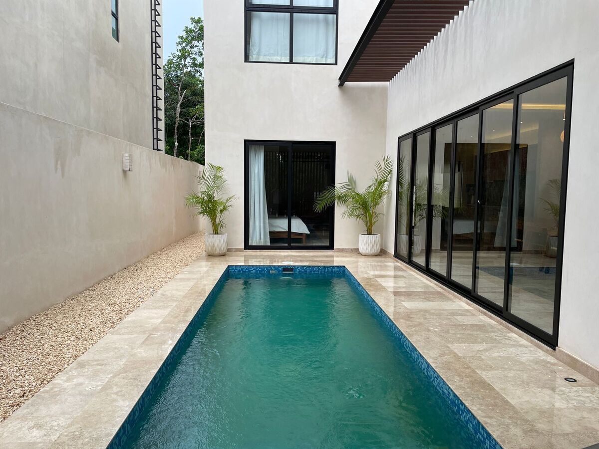 3 de 38: Alberca Privada