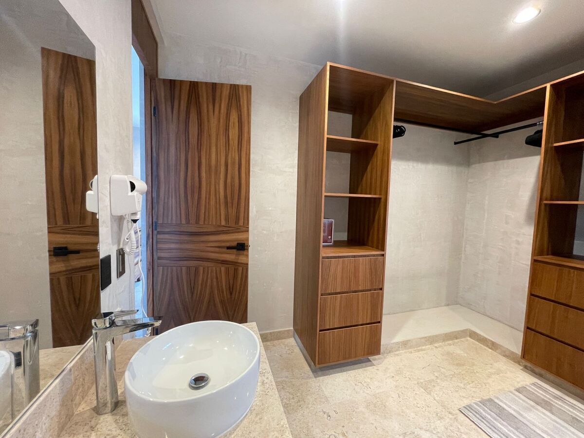 19 de 38: Baño con vestidor