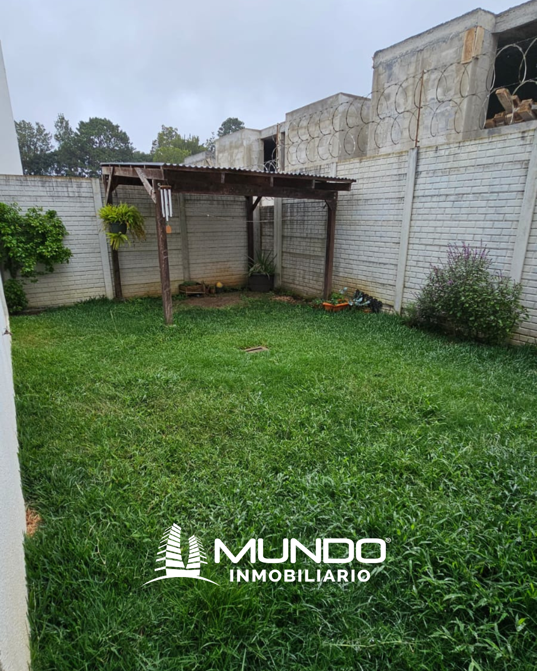 3 de 18: Jardín con pérgola
