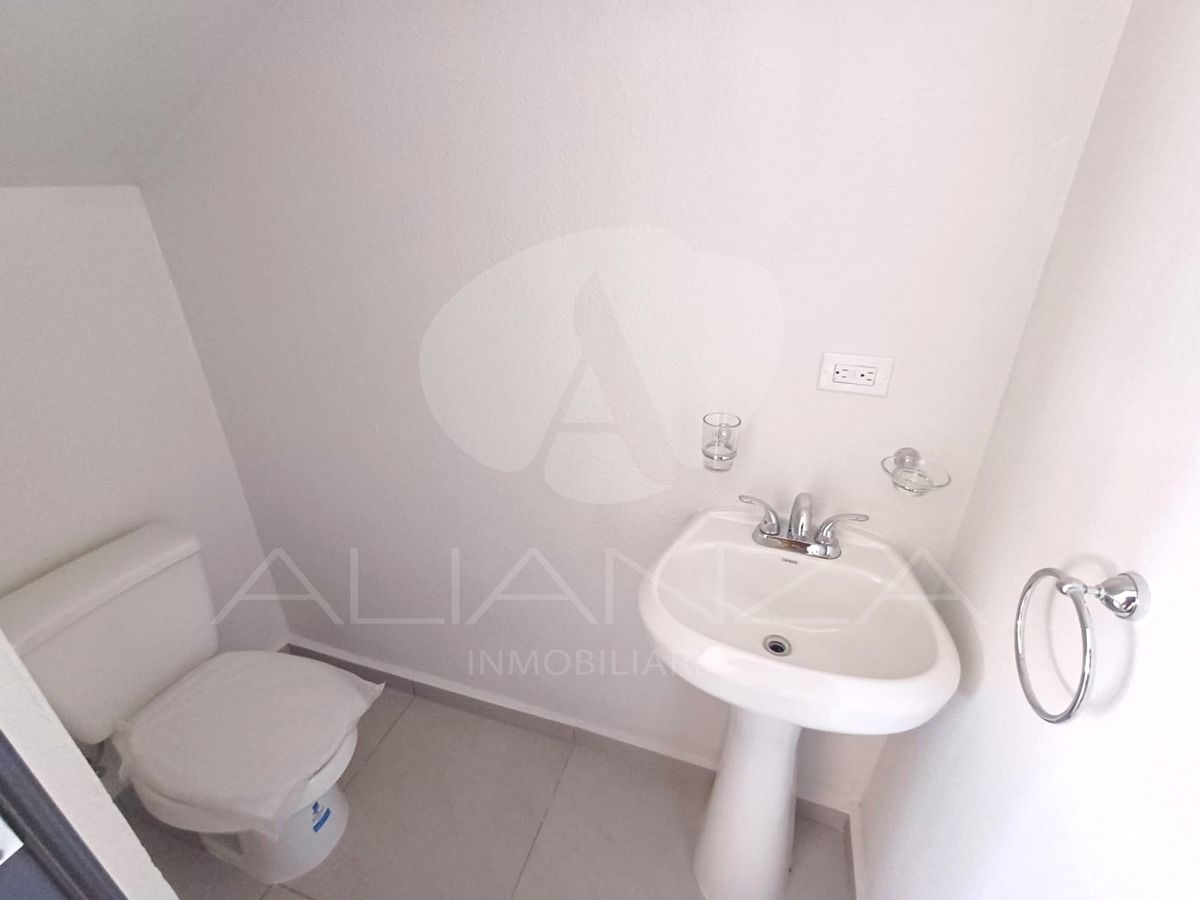 11 de 23: Medio baño de visitas.