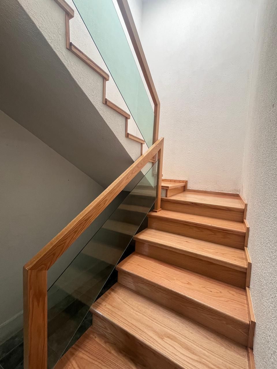 Escalones y barandal de caoba con cristal templado