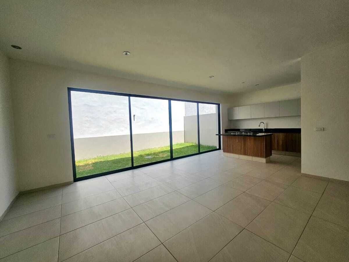 5 de 20: Área de sala con vista al jardín