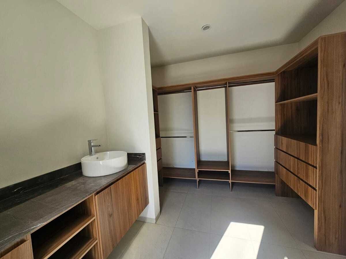 8 de 21: Vestidor