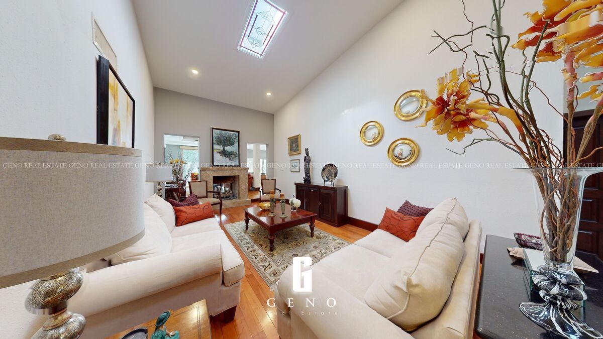 5 of 28: Sala con chimenea