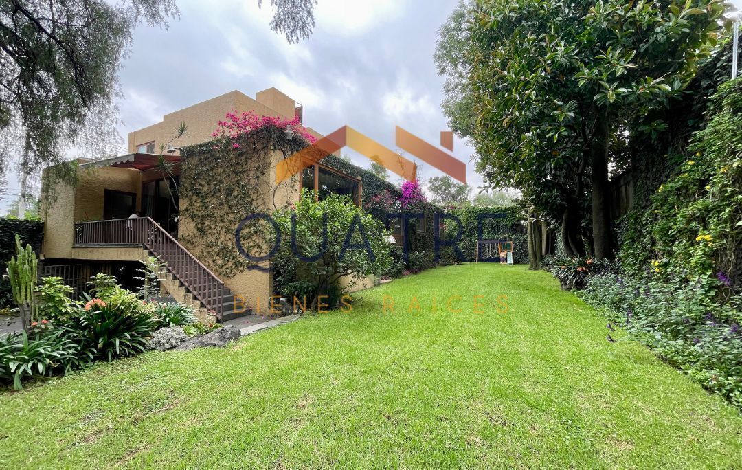 Fachada de lacasa desde el jardin