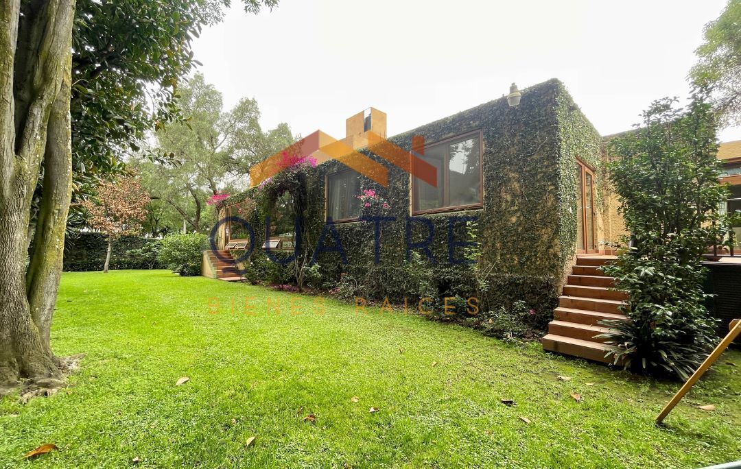 Fachada posterior de la casa desde el jardin