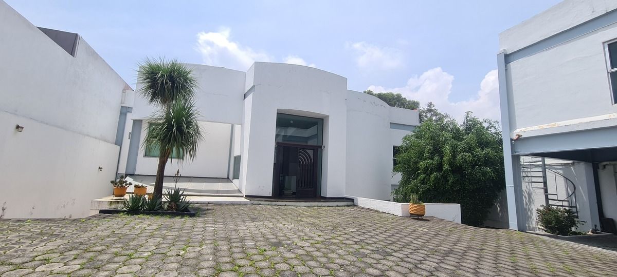 2 de 49: Frente de la casa portón parte interna