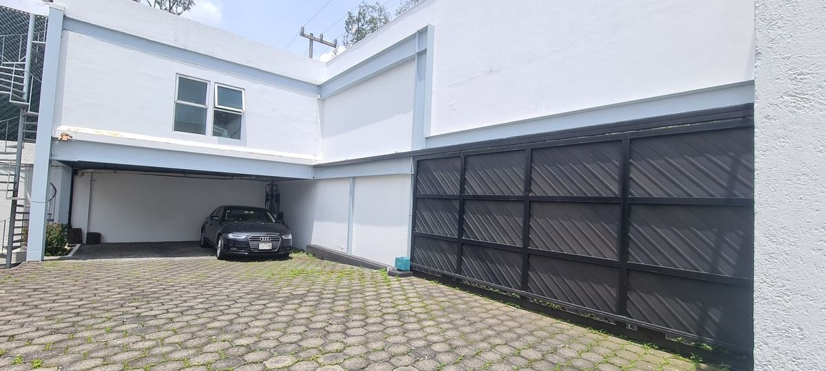 3 de 49: Portón y estacionamiento techado