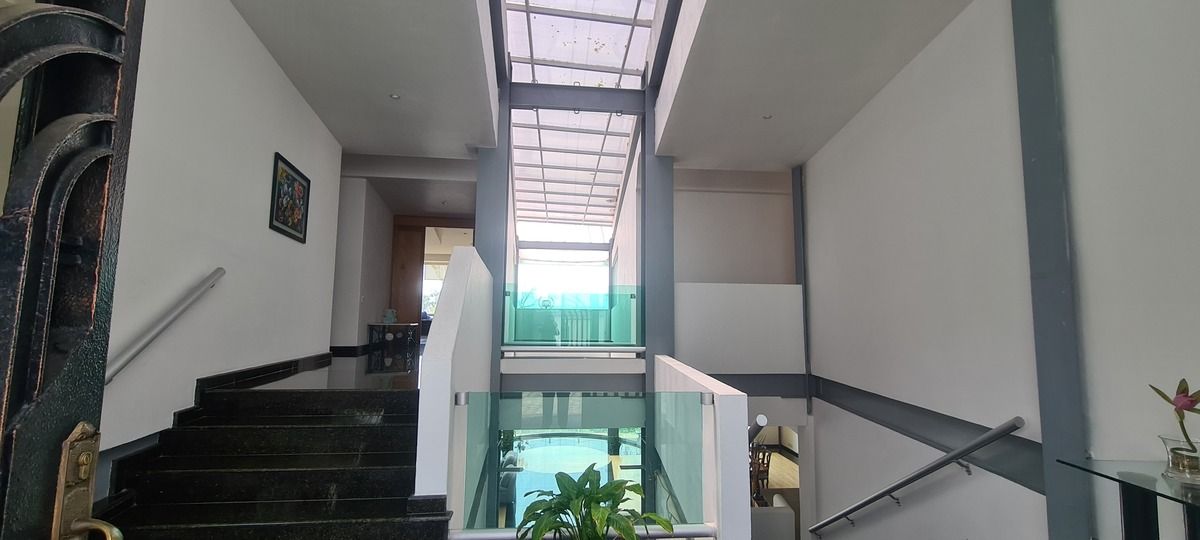 5 de 49: Vestíbulo,  acceso a niveles vista