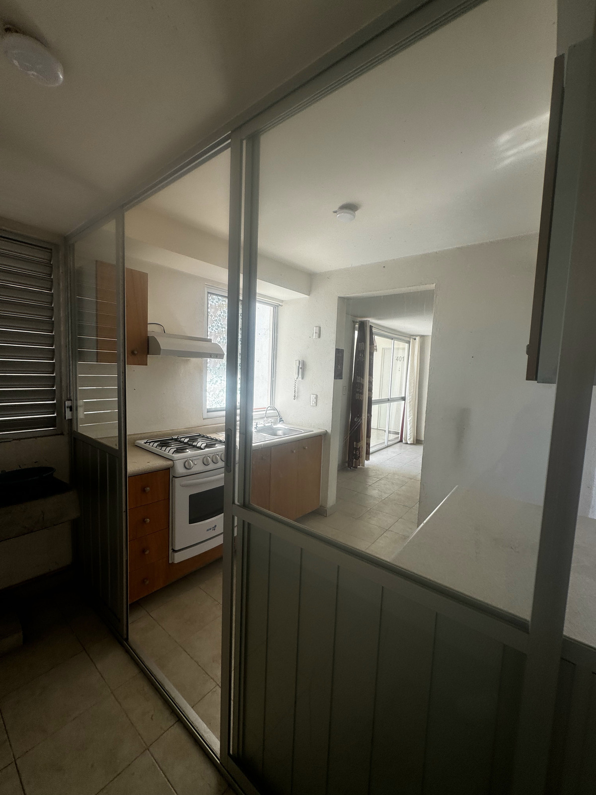 5 de 12: Cocina desde el cuarto de lavado