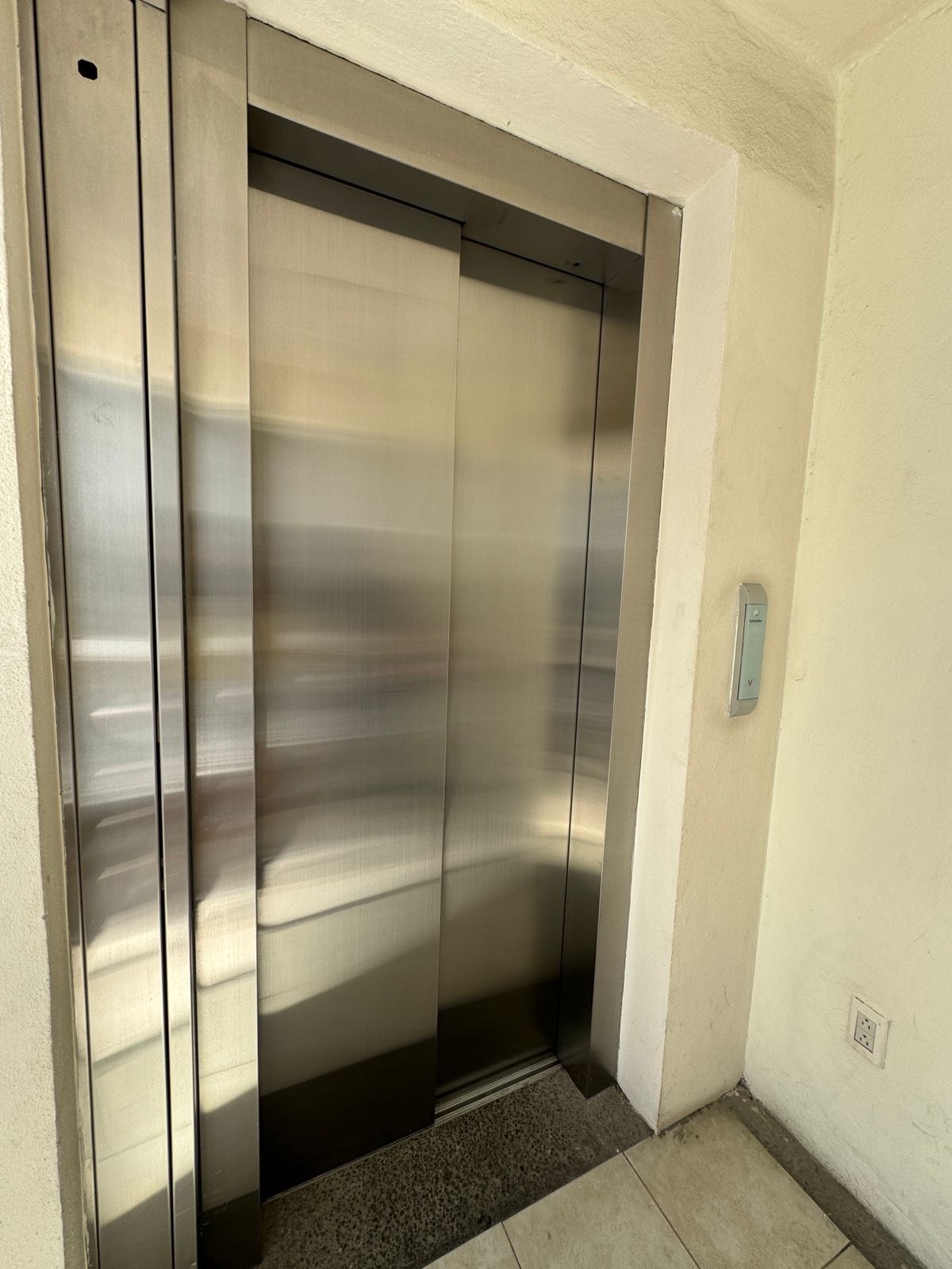 11 de 12: Elevador del edificio
