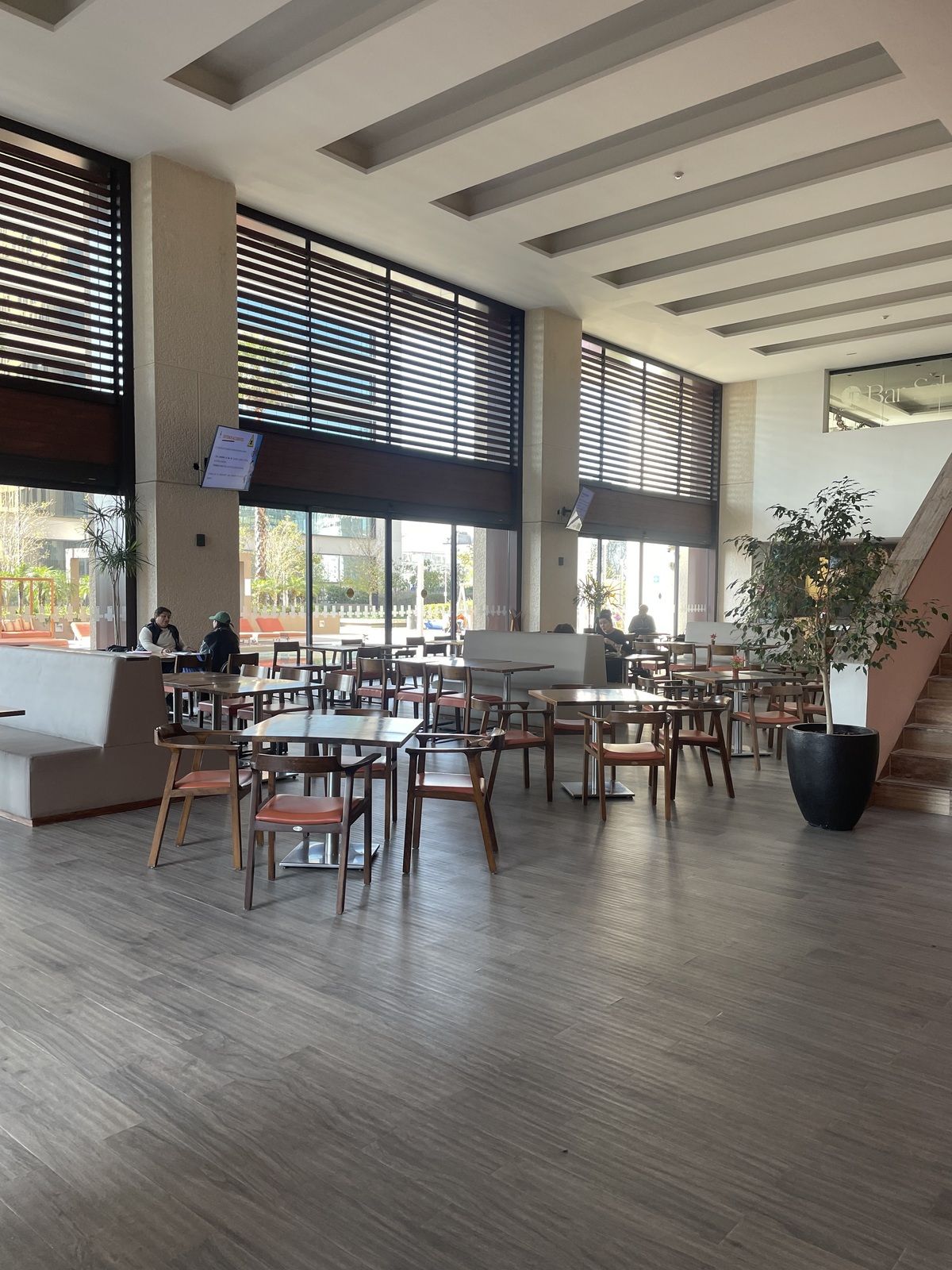 10 de 13: Restaurante junto amenidades