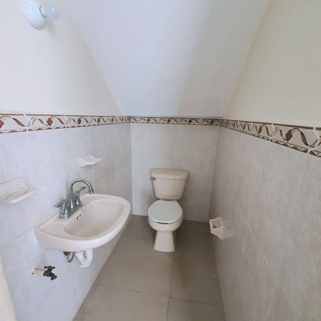 5 de 13: Baño de visitas