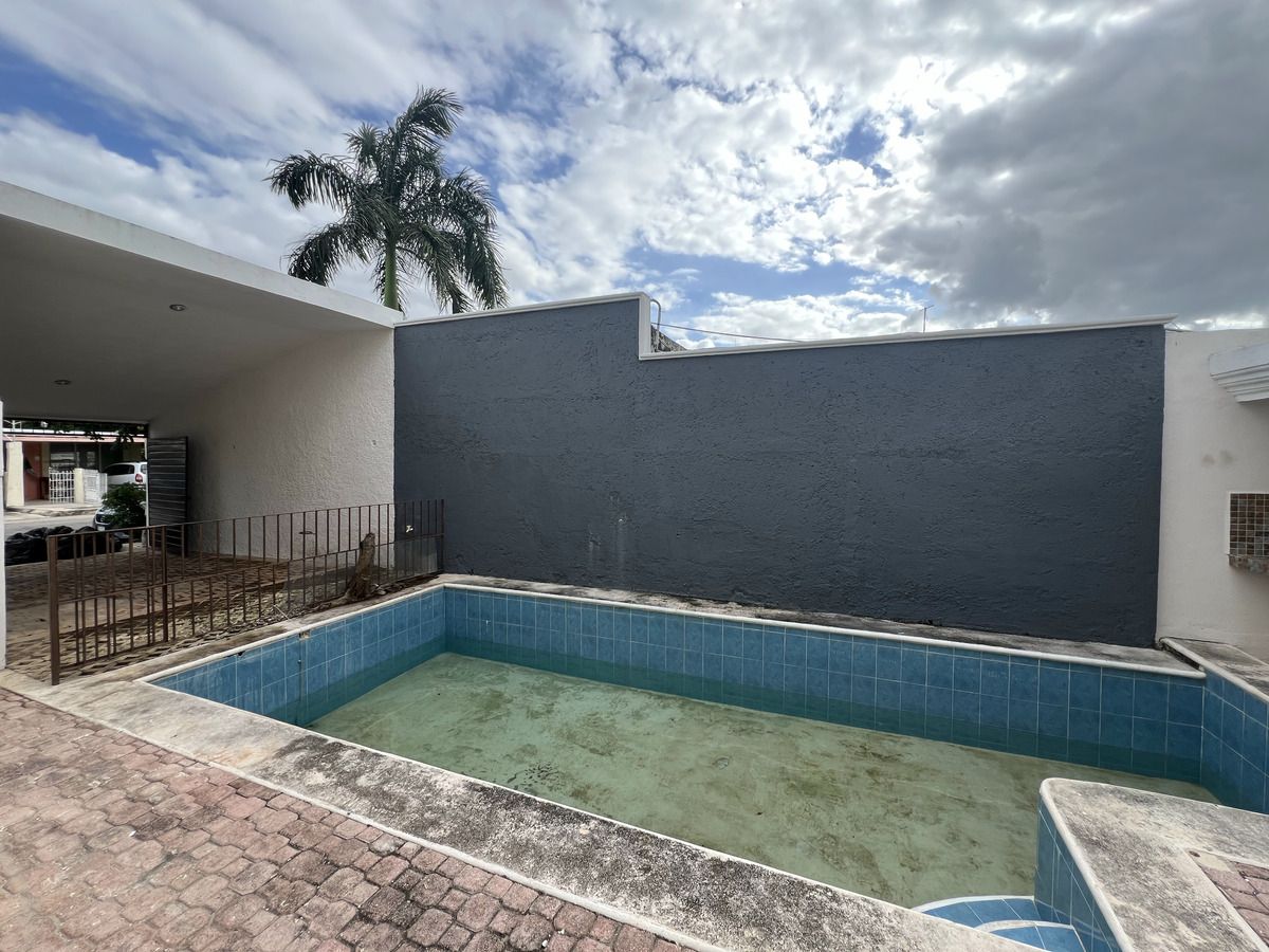 17 de 40: Piscina vista lateral