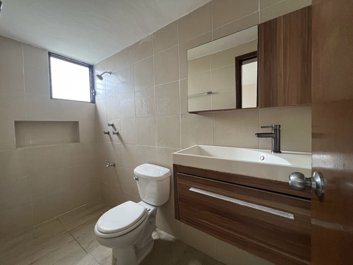 22 de 40: Baño compartido 2da y 3ra habitaciones