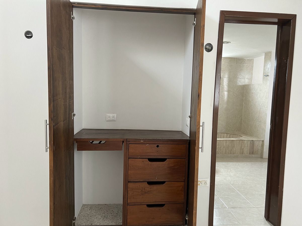 28 de 40: Mueble tv y acceso a baño recamara principal