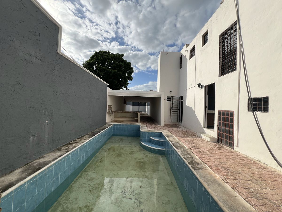 36 de 41: Area exterior - Piscina y patio