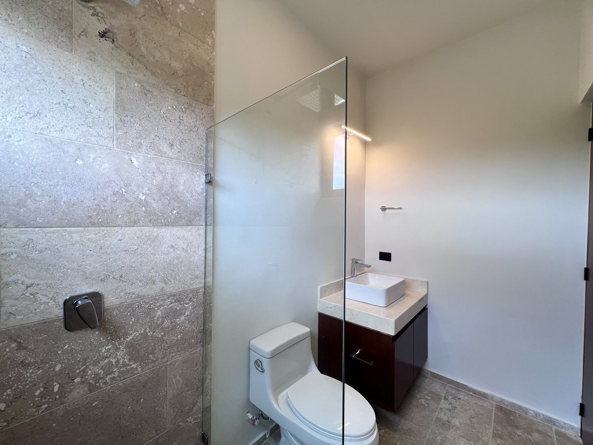 24 de 32: BAÑO CON CARPINTERÍA INCLUIDA Y VIDRIO TEMPLADO