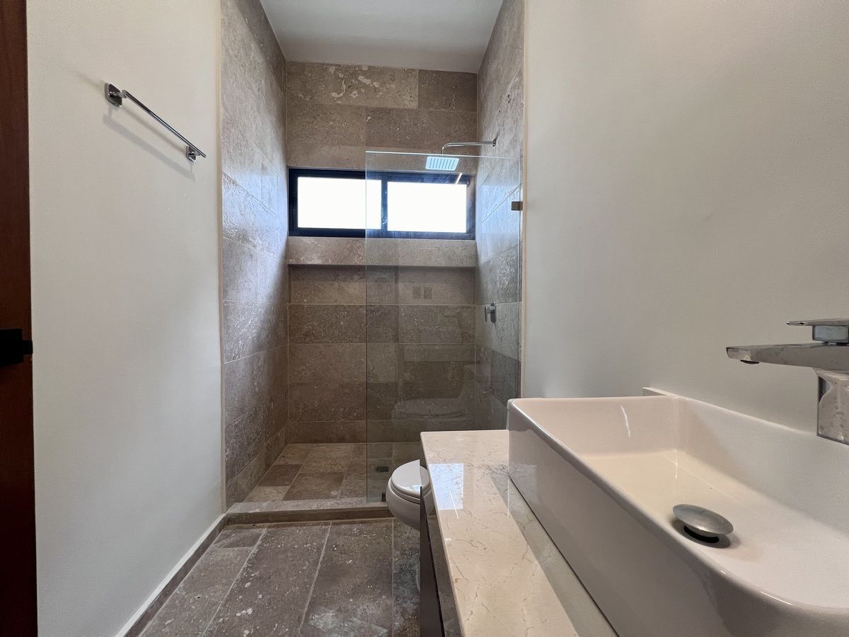 30 de 32: BAÑO COMPLETO EN PLANTA BAJA