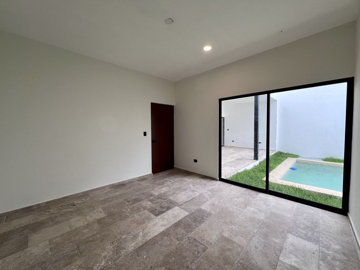 31 de 32: RECÁMARA  PLANTA BAJA CON ACCESO DIRECTO A JARDIN Y ALBERCA