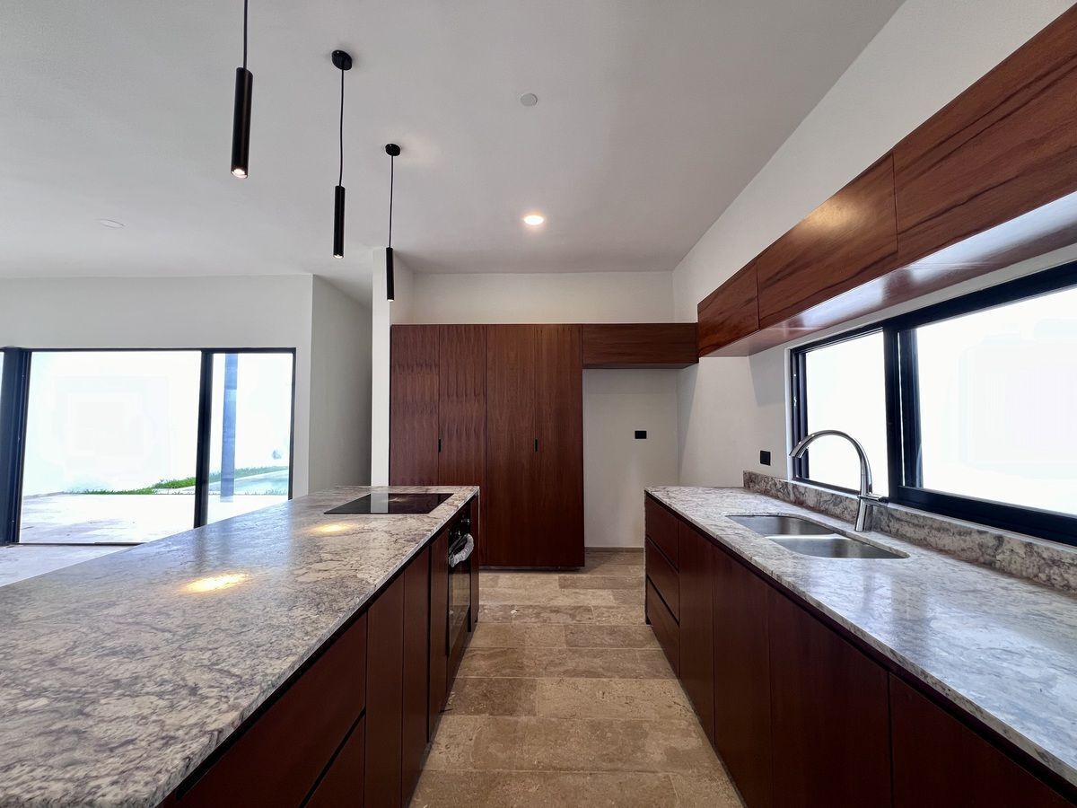 7 de 32: ALACENA Y COCINA CON GAVETAS INFERIORES Y SUPERIORES