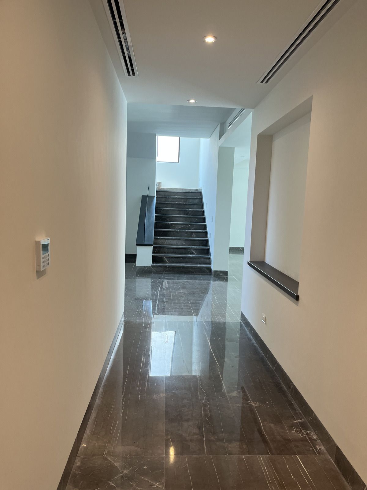 8 de 40: Pasillo planta baja