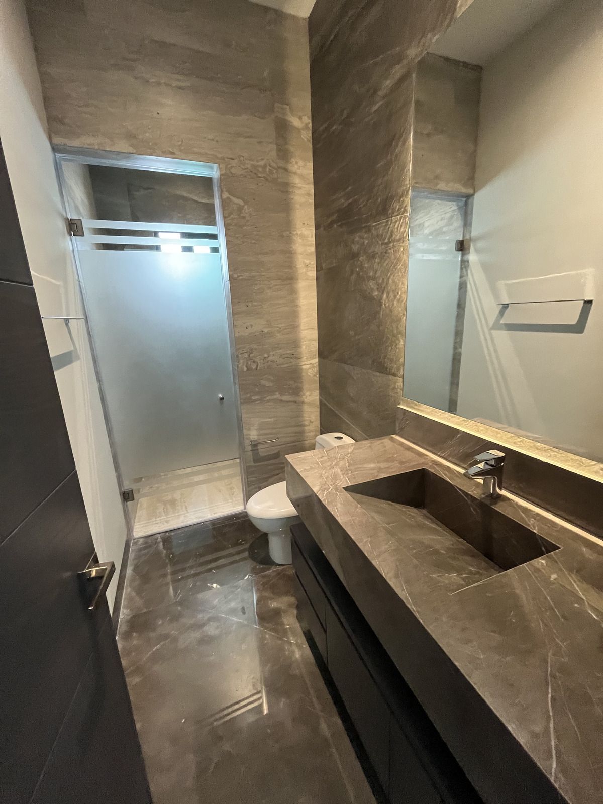 10 de 40: Baño de visitas completo en planta baja